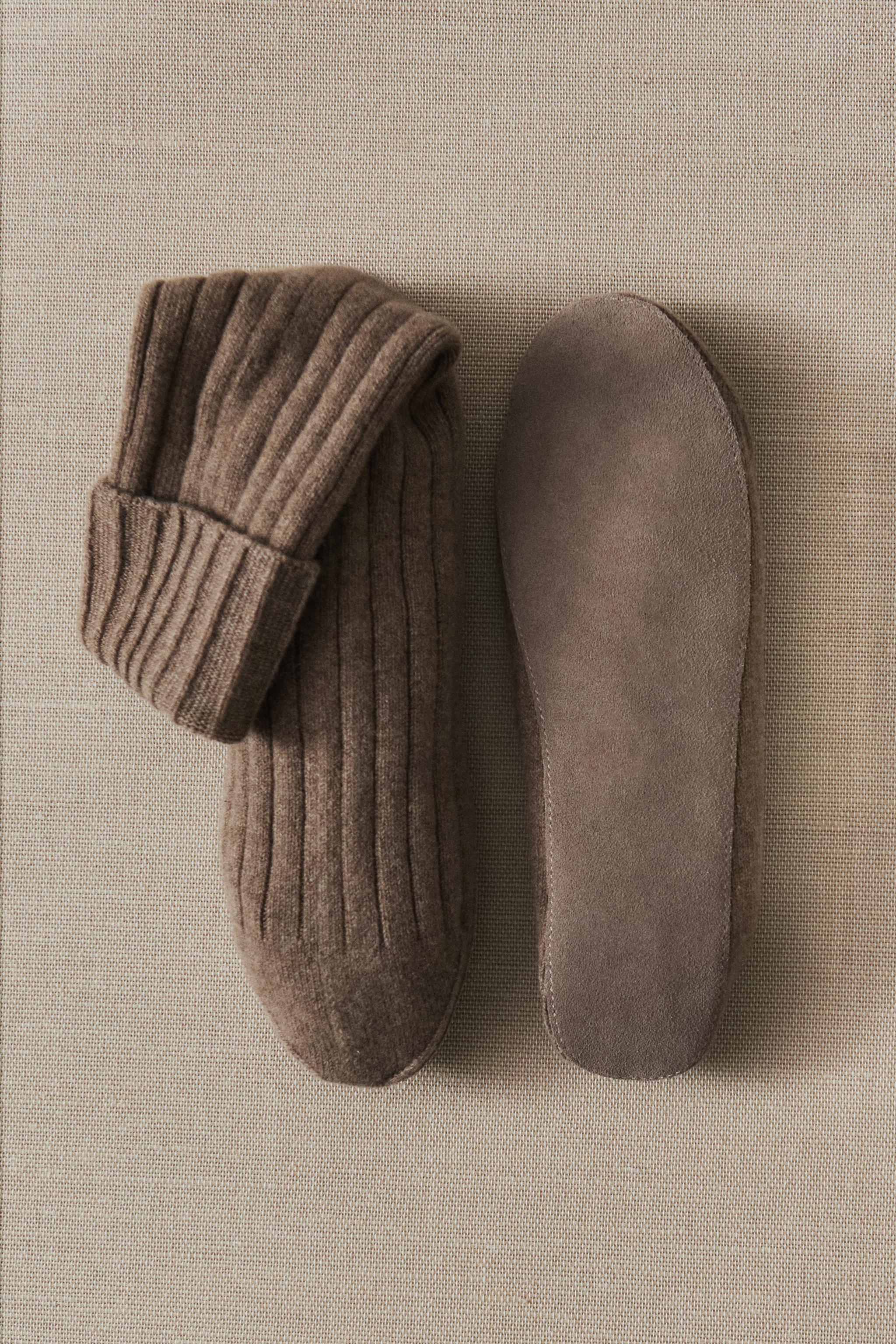 CASHMERE SOCKS WITH LEATHER SOLE